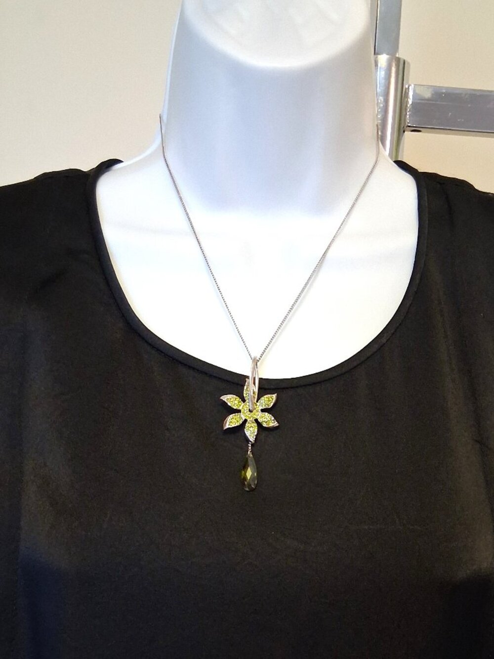 Vintage Classic Peridot Green Crystal Silver-Plated Floral Pendant Necklace